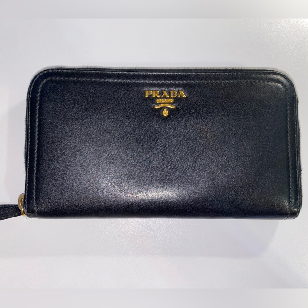 Prada soft leather zip up wallet in black (Nero)